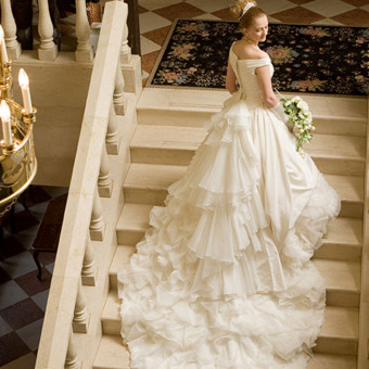 大階段に映える憧れのドレス