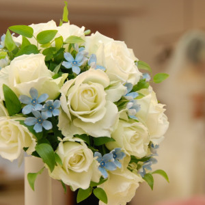 ブルースターの小花が入った、ラウンドブーケ☆花嫁さんが幸せになるサムシングブルーが入ったブーケ。|軽井沢白樺高原教会/ホテルグリーンプラザ軽井沢の写真(517298)
