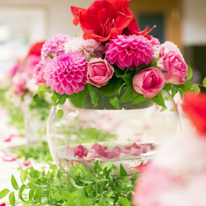 テーブルのお花で披露宴会場の雰囲気をより華やかに|レンブラントホテル厚木の写真(1137007)