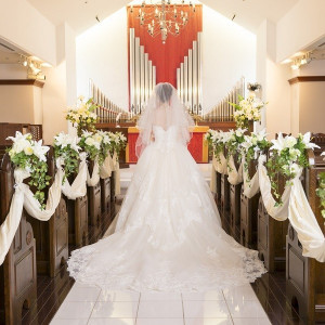 白のバージンロードは花嫁のうしろすがたを美しく見せる|レンブラントホテル厚木の写真(5354580)