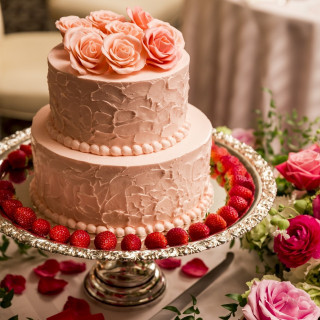 バラが印象的なピンクのケーキ