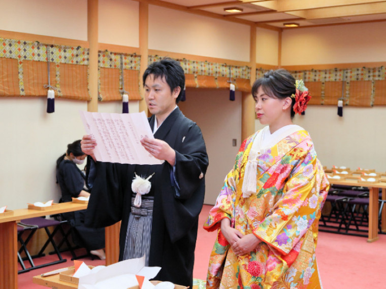 厳粛な雰囲気に満ちたかぐわしい白木の神殿で行う神前式