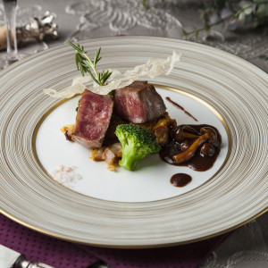 食べた瞬間に肉汁が口いっぱいに広がり、一瞬にして至福へと誘ってくれる。肉本来の旨みを、どうぞご堪能ください|エルセルモ広島の写真(3115993)
