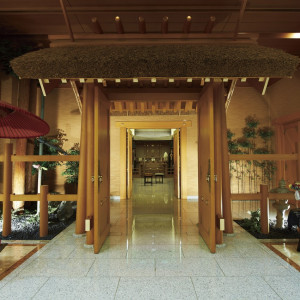 門構えも印象的な本格的造りの神殿。|エルセルモ広島の写真(380389)