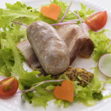 自家製のスモークベーコン&サルシッチャは添加物なし着色料なしの素材を活かした逸品