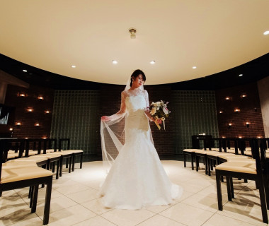 ドレスと会場のコントラストで大人クラシカルな印象に