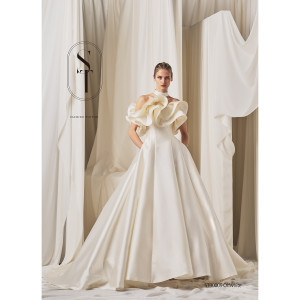 約1000着のドレスの中から、お気に入りの一着を見つけて♪【アンフェリシオン内の衣裳店FLORAでレンタルも可能】|アンフェリシオンの写真(55434124)