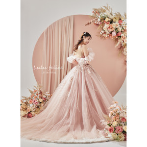 約1000着のドレスの中から、お気に入りの一着を見つけて♪【アンフェリシオン内の衣裳店FLORAでレンタルも可能】|アンフェリシオンの写真(55434475)