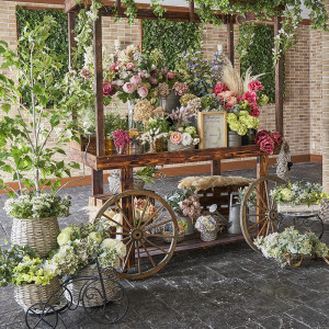 季節の花々が飾られたワゴンがお出迎え。人気のフォトスポットです。|アンフェリシオンの写真(15743396)