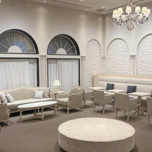 クラシカルなアーチ窓と落ち着いたインテリアが調和し、ゲストの皆さまを心地よくお迎えする上品な待合スペース。|アンフェリシオンの写真(56849353)