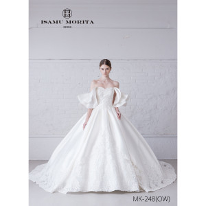 約1000着のドレスの中から、お気に入りの一着を見つけて♪【アンフェリシオン内の衣裳店FLORAでレンタルも可能】|アンフェリシオンの写真(55434129)