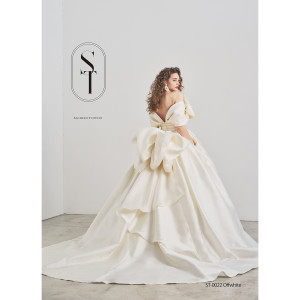 約1000着のドレスの中から、お気に入りの一着を見つけて♪【アンフェリシオン内の衣裳店FLORAでレンタルも可能】|アンフェリシオンの写真(55434128)