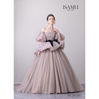 約1000着のドレスの中から、お気に入りの一着を見つけて♪【アンフェリシオン内の衣裳店FLORAでレンタルも可能】