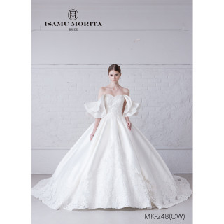 約1000着のドレスの中から、お気に入りの一着を見つけて♪【アンフェリシオン内の衣裳店FLORAでレンタルも可能】