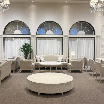 ゲストの皆さまを心地よくお迎えする上品な待合スペース。