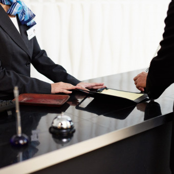 近隣の提携ホテルをご紹介いたします。ご優待料金にてご宿泊いただけます。