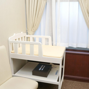 館内には個室のベビールームやバリアフリートイレがございます。