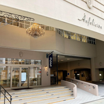 車いすや階段の利用が困難な方へのスロープは歩道側と駐車場側の2カ所にございます。