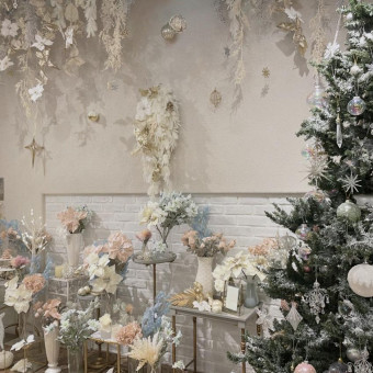 1階ロビーは季節に合わせたコーディネートでゲストをお迎えします