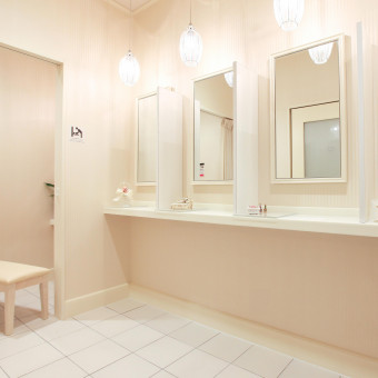 ゲスト専用のパウダールームを完備。授乳室も併設しています。