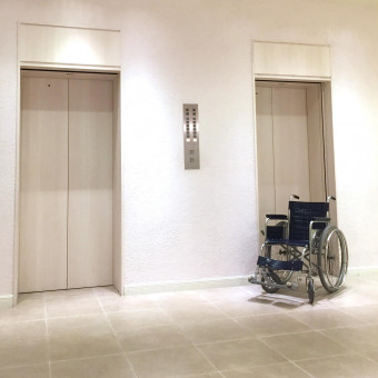 車イスのレンタルをご用意しております。館内には車いす用昇降機や多目的トイレがございます。