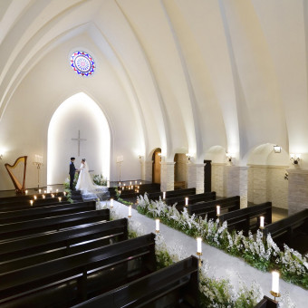 ダークウッドの聖壇はドレスのトレーンを美しく魅せます