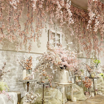 1階ロビーは季節に合わせたコーディネートでゲストをお迎えします