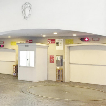 駐車場は60台分ございます。当館ご利用のお客様は駐車料金無料です。