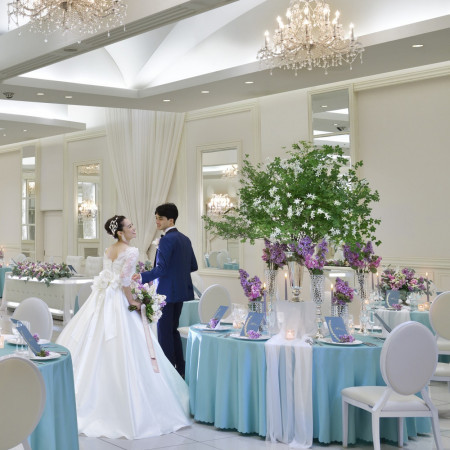 天井のシャンデリアが美しく光を放つ