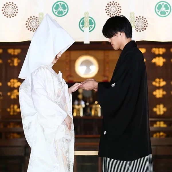紋服と白無垢で伝統の結婚式を味わって