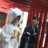 【富岡八幡宮での挙式】境内の中には神の乗り物である神馬や、連なった鳥居など、厳かな雰囲気を演出します。