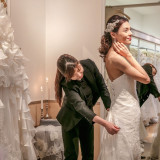 ドレスのフィッティング風景です。サロンのスタッフがお好みやご要望を細かくお聞きするので自分好みの一着がきっと見つかります。是非お気軽にお申し付けください。