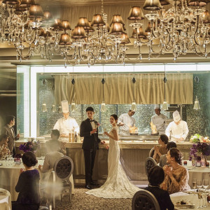 【カールトン】シャンデリアが輝くラグジュアリーな会場。オープンキッチンのライブ感とオーシャンビューでゲストを魅了。|ホテル インターコンチネンタル 東京ベイの写真(24981216)