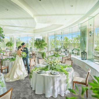 海と自然光あふれる空間。プライベートリビングでゲストをお二人のおもてなしで彩ります。