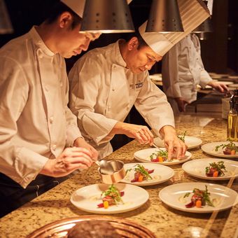目の前で作られる料理は香りも温度もすぐにお届け