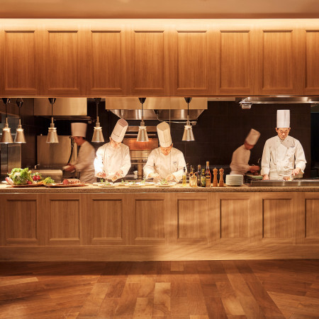 おふたりとゲストのために「特別なおもてなし」を届ける
ホテル インターコンチネンタル 東京ベイのシェフ & スタッフ