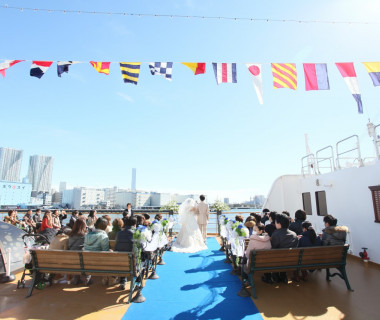 広い空と青い海に祝福される、開放感のある挙式会場