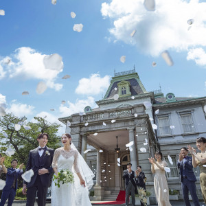 アフターセレモニーで、ゲストからフラワーシャワーの祝福を|グランドプリンスホテル高輪 貴賓館の写真(45193348)