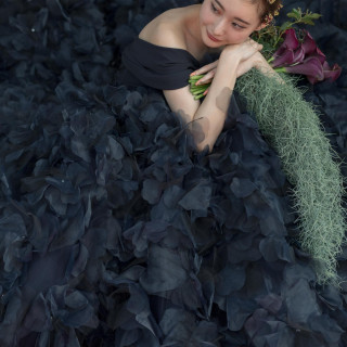 ウエディングドレスはもちろんのこと、カラードレスも充実のラインナップ。沖入りの一枚が見つかるはず。