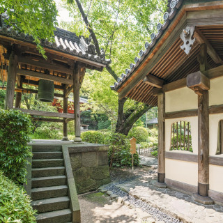 【鐘楼】1959年に奈良県念仏寺より移築。毎日決まった時間に荘厳な音色を響かせています。