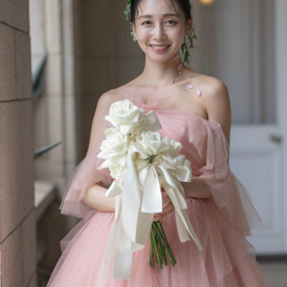 お気に入りの一着に合わせ、ブーケやヘアアレンジも特別なアレンジメントに。グランドプリンスホテル高輪 貴賓館の豊富なフォトスポットで素敵な撮影を。