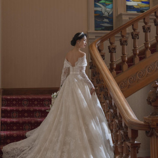 ロングレースが美しく映える貴賓館ロビーの大階段。映画のようなエレガントでロイヤルなワンシーン。