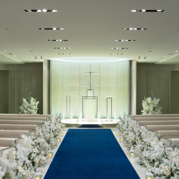 チャペル以外に神殿での挙式もご案内可能。