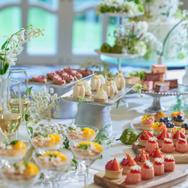 季節に合わせて繊細な料理を、真心こめて。デザートブッフェも人気!