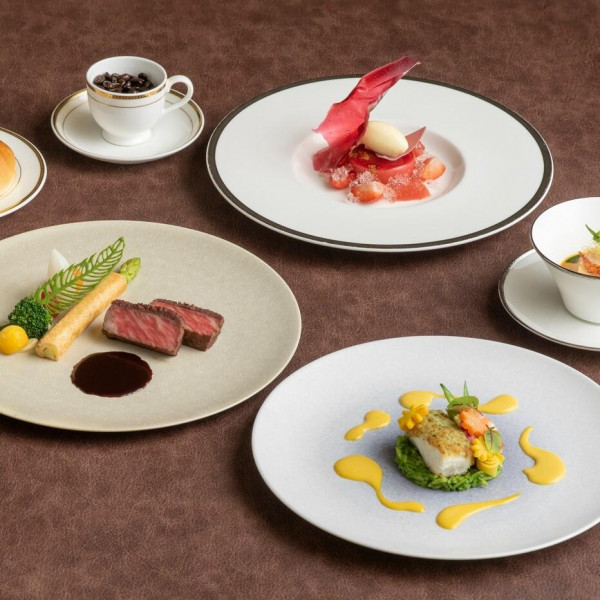 囲んで、広がる幸せの輪。おふたりの新しい物語が、ここから始まります。