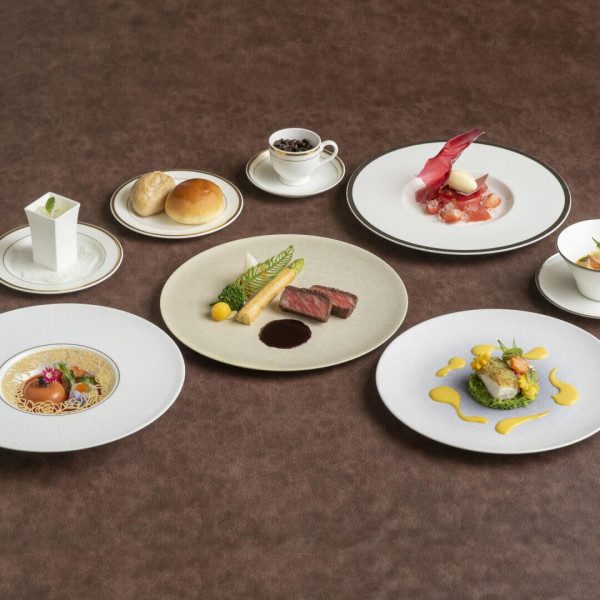 囲んで、広がる幸せの輪。おふたりの新しい物語が、ここから始まります。