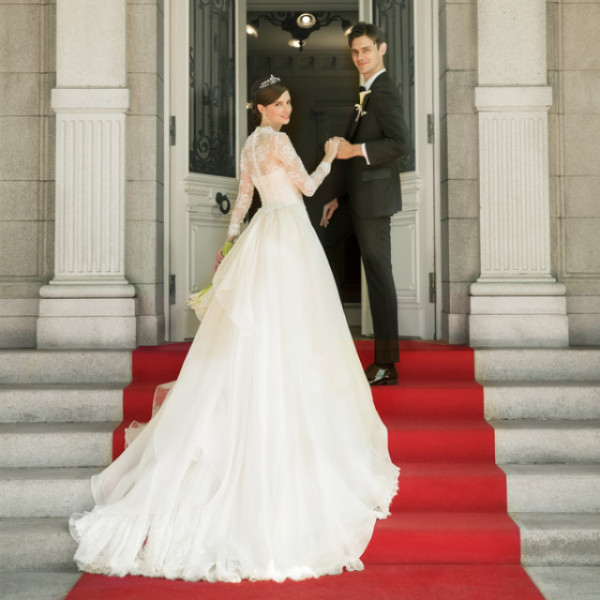 挙式前ロケーション撮影で人気の「貴賓館正面玄関前」。赤い絨毯に白いドレスや白無垢が綺麗に映えます。