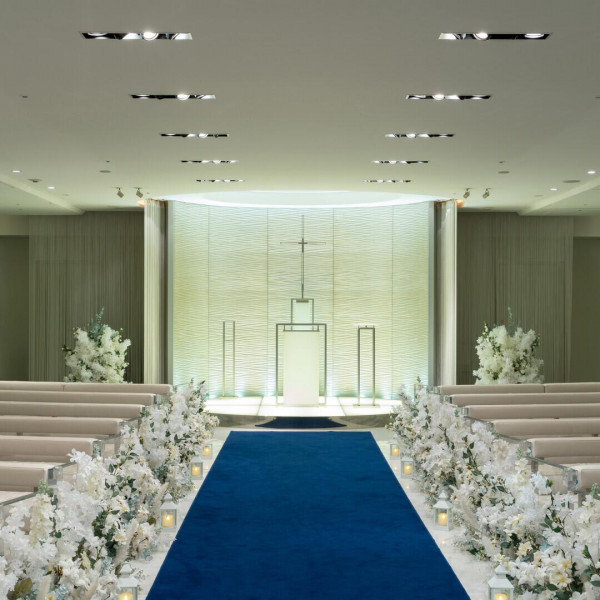 チャペル以外にも神殿での挙式もご案内可能。