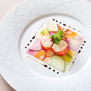 緻密に計算された季節の野菜の重なりが絵画のように美しい一皿へと仕上げております。|品川プリンスホテルの写真(37388005)