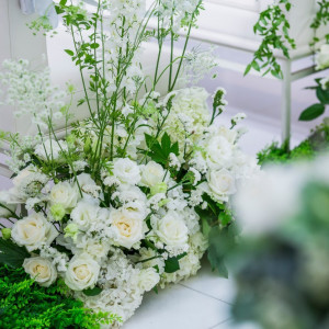 純白の花嫁を澄んだ緑と白の花々が彩る。|品川プリンスホテルの写真(2952300)